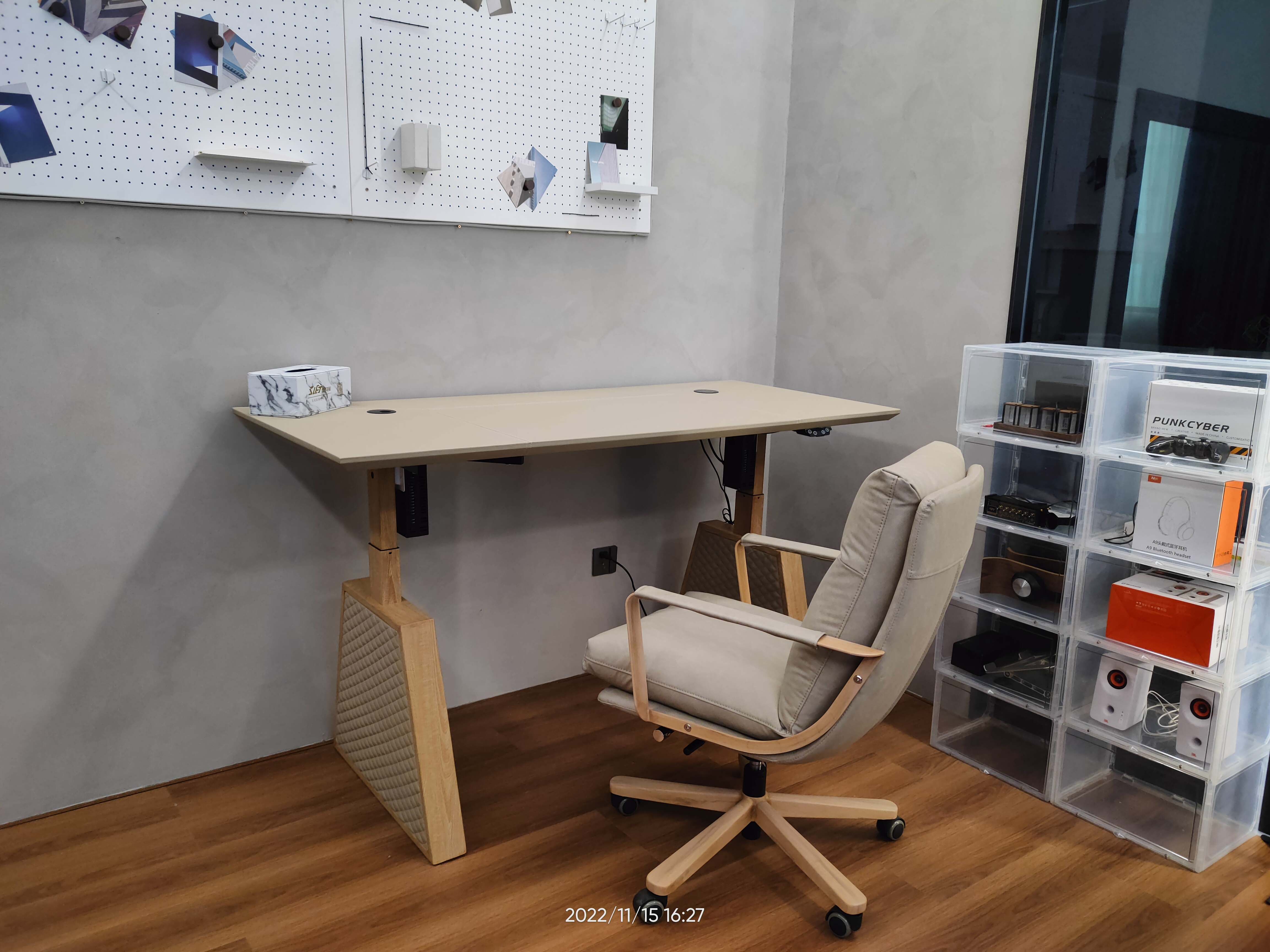 Simple leisure study space display-Carlisle desk